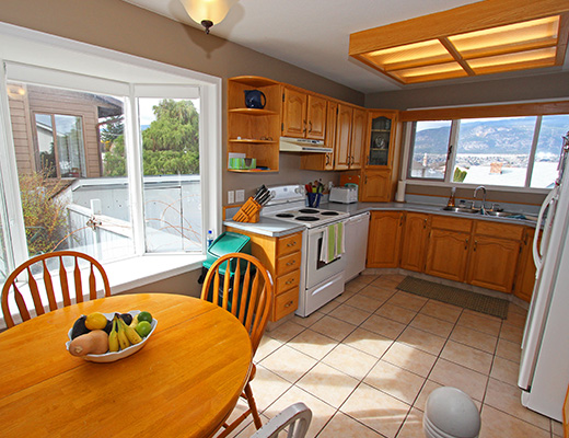 Lakeview Pool Home - 4 Bdrm w/ Pool - Penticton