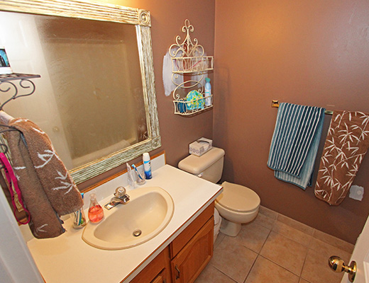 Lakeview Pool Home - 4 Bdrm w/ Pool - Penticton