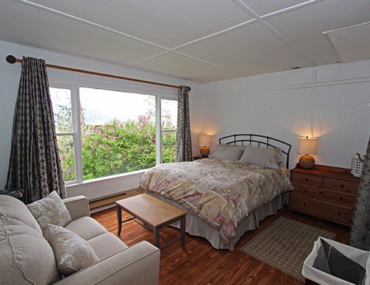 Lakeshore Cottage - 3 Bdrm + Cabin w/ 2 Boat Lifts - Kelowna