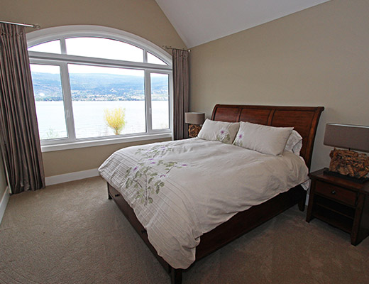Executive Waterfront Townhome #1 - 3 Bdrm - Summerland