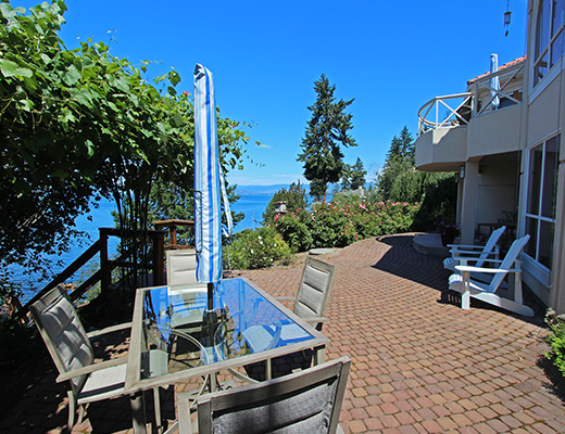 Luxury Beach House - 3 Bdrm + Den - Kelowna