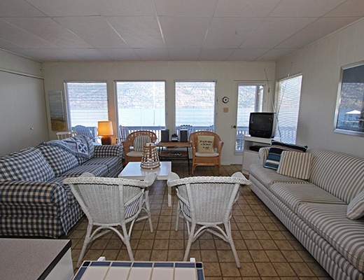 Lakeshore Cabin - 2 Bdrm - Kelowna