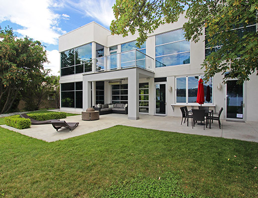 Lakefront Retreat - 4 Bdrm - Kelowna