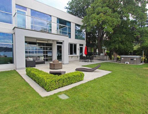 Lakefront Retreat - 4 Bdrm - Kelowna