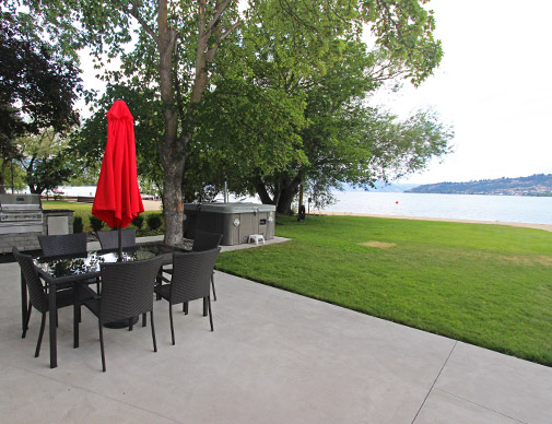 Lakefront Retreat - 4 Bdrm - Kelowna