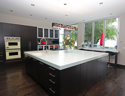 Lakefront Retreat - 4 Bdrm - Kelowna