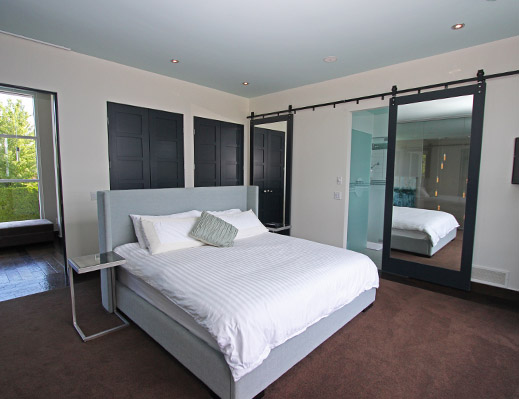 Lakefront Retreat - 4 Bdrm - Kelowna