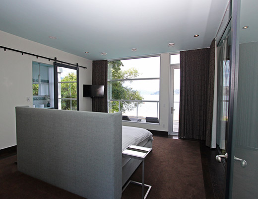 Lakefront Retreat - 4 Bdrm - Kelowna
