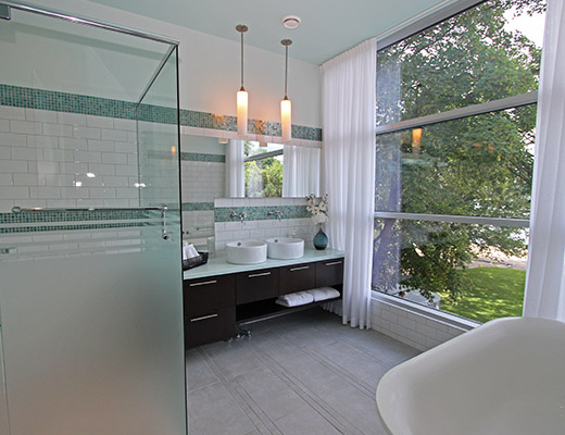 Lakefront Retreat - 4 Bdrm - Kelowna