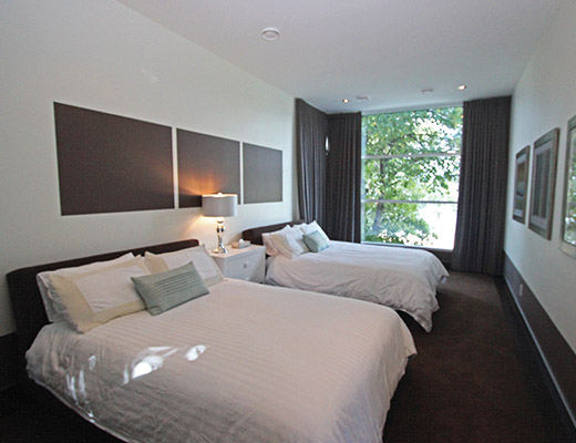 Lakefront Retreat - 4 Bdrm - Kelowna