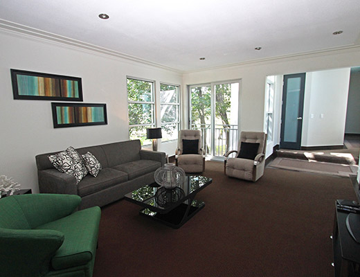 Lakefront Retreat - 4 Bdrm - Kelowna