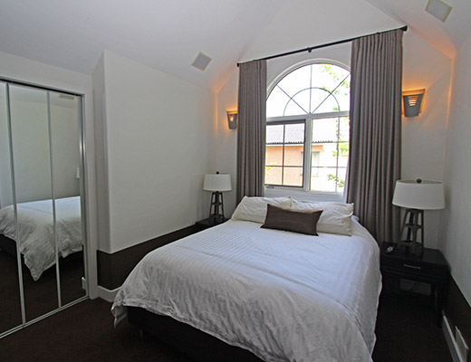 Lakefront Retreat - 4 Bdrm - Kelowna