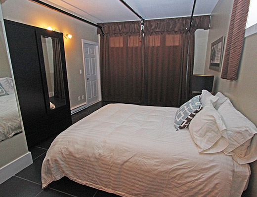 Lakefront Retreat - 4 Bdrm - Kelowna
