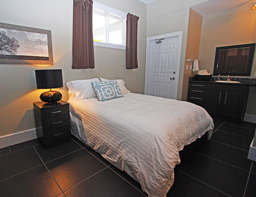 Lakefront Retreat - 4 Bdrm - Kelowna