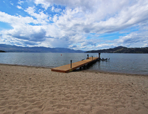 Lakefront Retreat - 4 Bdrm - Kelowna