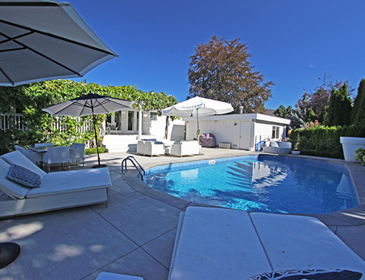 Private Poolside Estate - 4 Bdrm w/ Pool - Kelowna