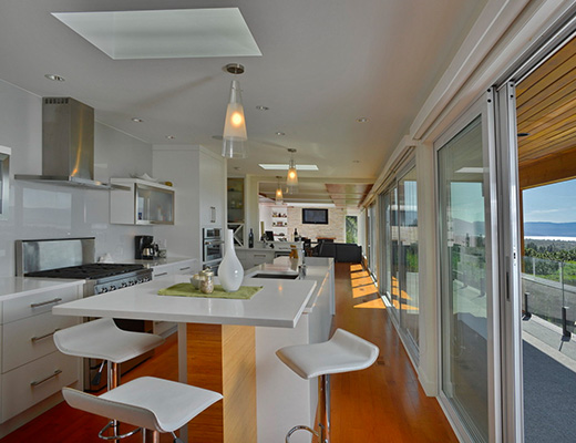 Okanagan Estate House - 5 Bdrm  w/Pool - Kelowna