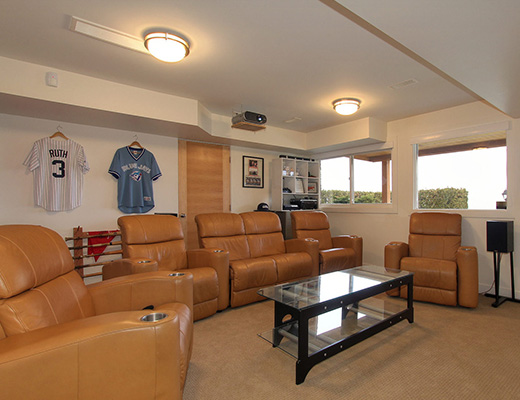 Okanagan Estate House - 5 Bdrm  w/Pool - Kelowna