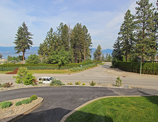 Orchard Estate - 4 Bdrm w/ Pool - Kelowna (CVH)