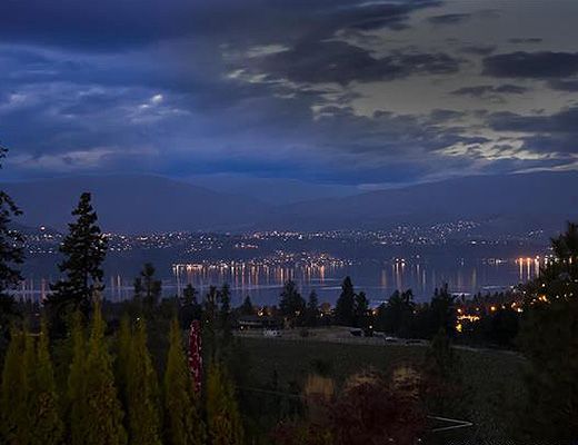 Infinities Edge II - 4 Bdrm HT w/ Pool - Kelowna (CVH)