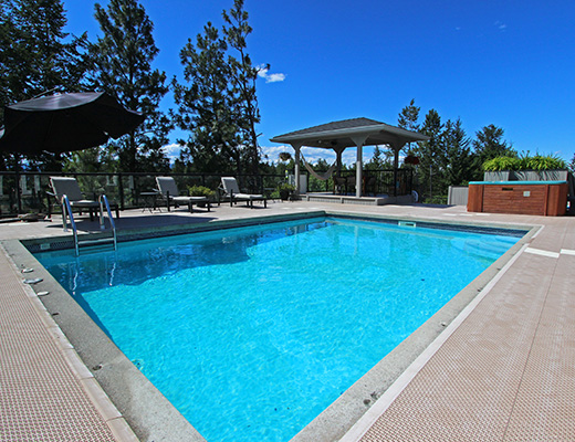 Gallaghers Pool Home - 3 Bdrm w/ Pool HT - Kelowna