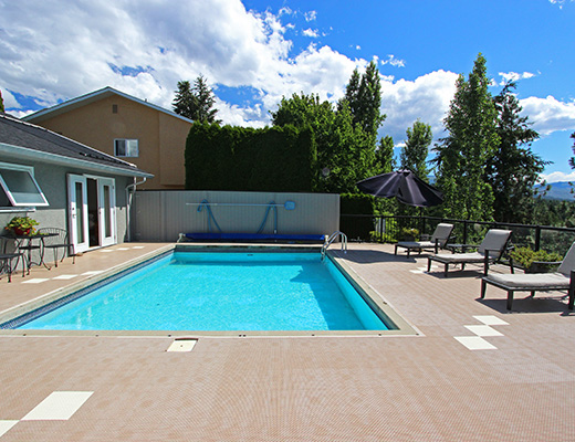 Gallaghers Pool Home - 3 Bdrm w/ Pool HT - Kelowna