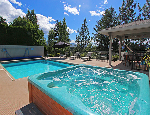 Gallaghers Pool Home - 3 Bdrm w/ Pool HT - Kelowna