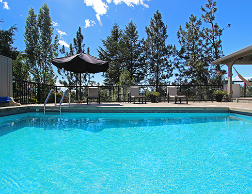 Gallaghers Pool Home - 3 Bdrm w/ Pool HT - Kelowna