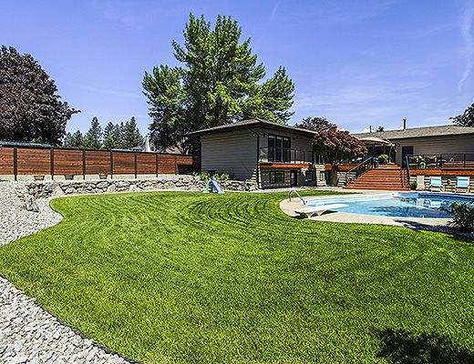 Kelowna Oasis - 4 Bdrm w/ Pool HT (Heated) - West Kelowna (CVH)