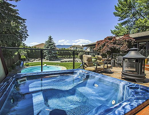 Kelowna Oasis - 4 Bdrm w/ Pool HT (Heated) - West Kelowna (CVH)