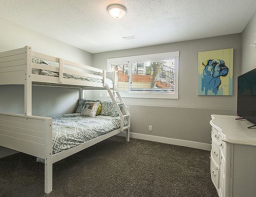 Kelowna Oasis - 4 Bdrm w/ Pool HT (Heated) - West Kelowna (CVH)