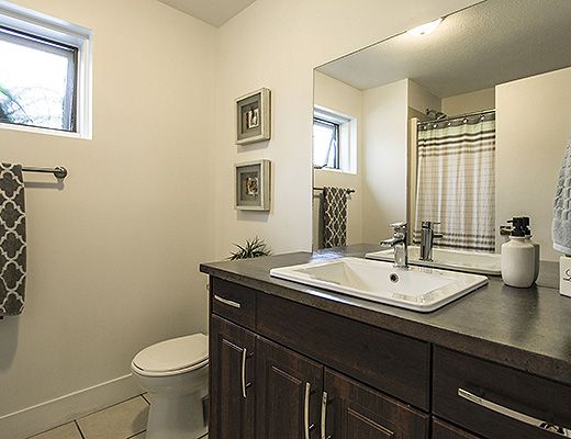 Kelowna Oasis - 4 Bdrm w/ Pool HT (Heated) - West Kelowna (CVH)