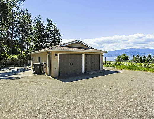 Vineyard Estates - 5 Bdrm w/ Pool HT - Kelowna (CVH)