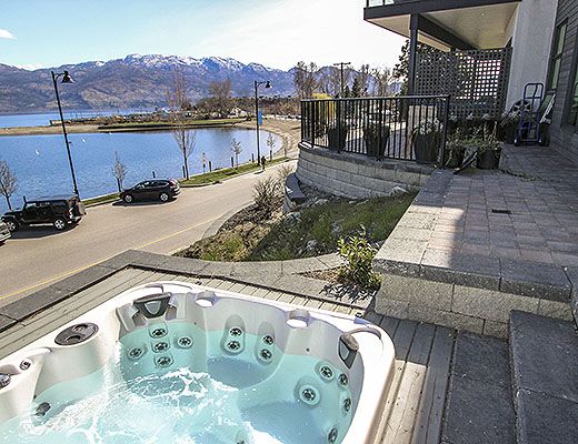 Sunrise Beach House - 5 Bdrm + Den HT - West Kelowna