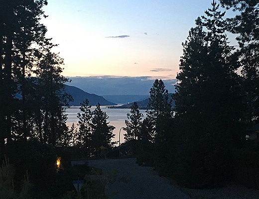 Orchard Estate - 4 Bdrm w/ Pool - Kelowna (CVH)