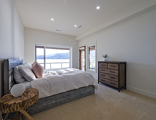 Majestic Waterfront - 5 Bdrm - Kelowna 