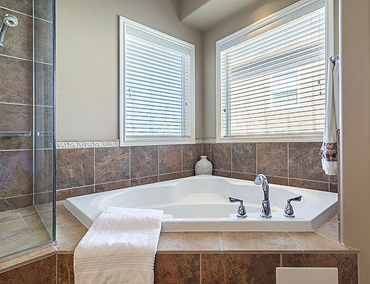 Heavenly Heights - 5 Bdrm w/ Heated Pool - Kelowna (CVH)