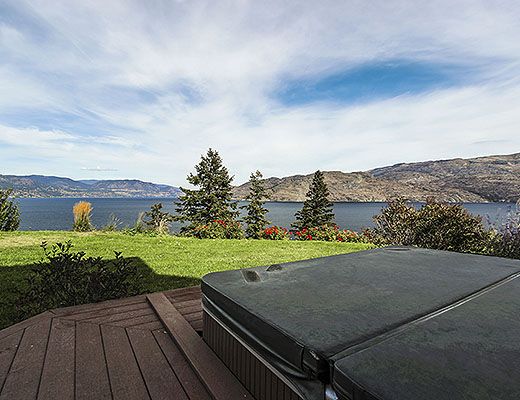 Aurora Lakeside - 5 Bdrm + Cottage HT - Peachland