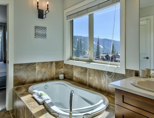 Peaks Retreat + Suite - 5 Bdrm HT - Sun Peaks