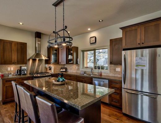 Peaks Retreat - 4 Bdrm HT - Sun Peaks