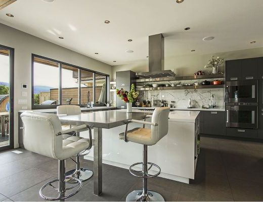 Contemporary Paradise - 4 Bdrm HT + Carriage House - Summerland