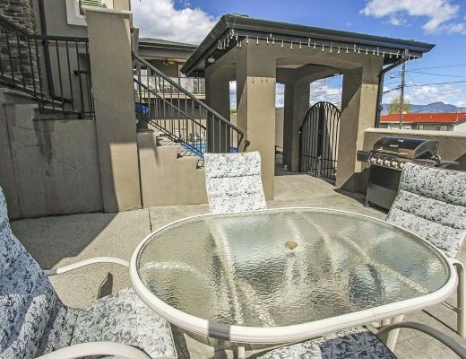 Steps to the Beach - 5 Bdrm + Den w/ Pool - West Kelowna