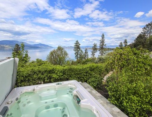 Luxury Look Out - 4 Bdrm Lakeview w/ Pool - Kelowna