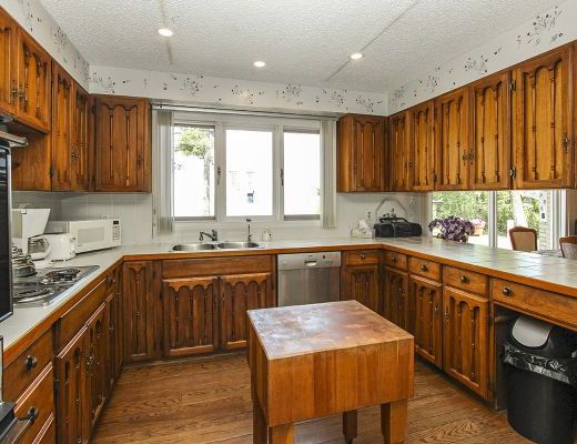 The Lake Estate - 5 Bdrm Lakefront w/Pool - Kelowna (CVH)