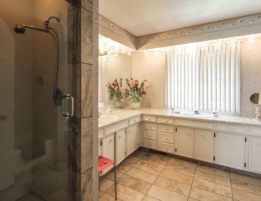The Lake Estate - 5 Bdrm Lakefront w/Pool - Kelowna (CVH)