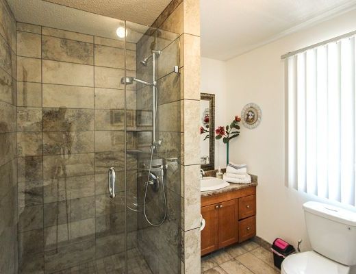 The Lake Estate - 5 Bdrm Lakefront w/Pool - Kelowna (CVH)