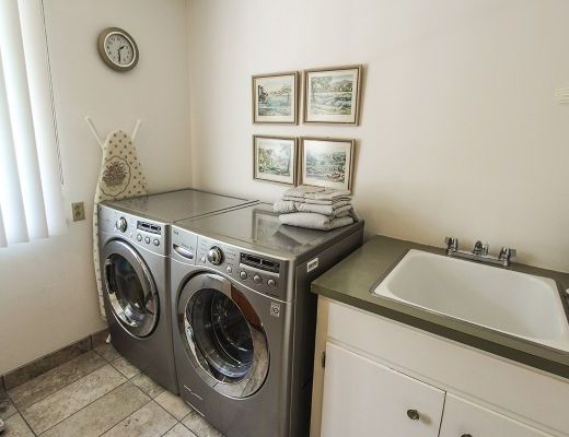 The Lake Estate - 5 Bdrm Lakefront w/Pool - Kelowna (CVH)