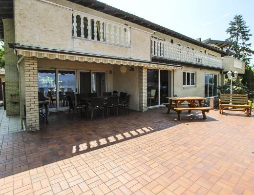 The Lake Estate - 5 Bdrm Lakefront w/Pool - Kelowna (CVH)