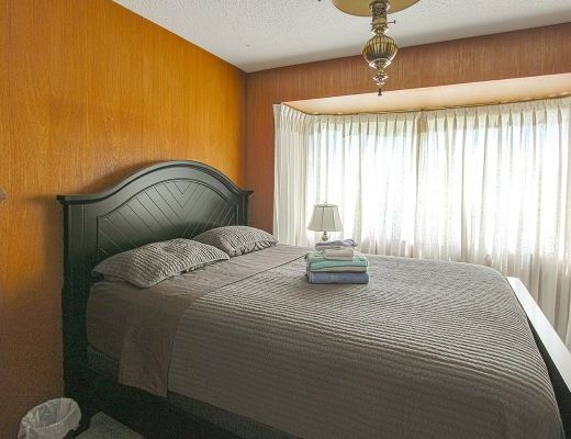 The Lake Estate - 5 Bdrm Lakefront w/Pool - Kelowna (CVH)