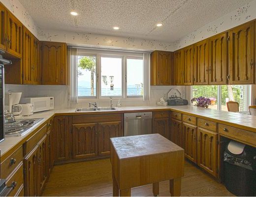 The Lake Estate - 5 Bdrm Lakefront w/Pool - Kelowna (CVH)